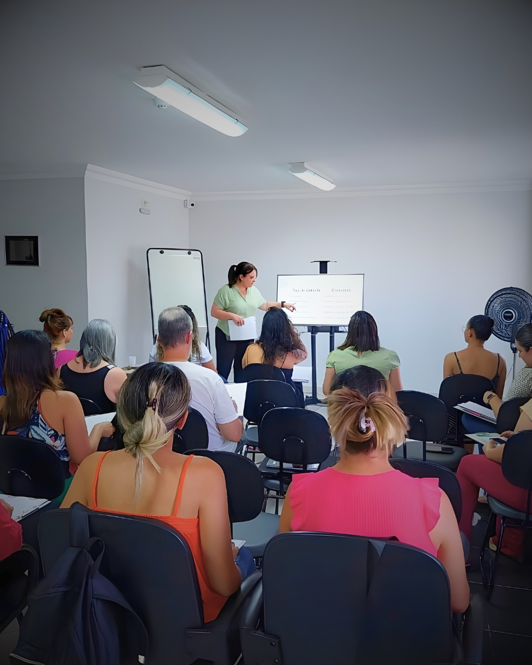 Turma acompanha uma professora durante uma formação presencial no Instituto Hupomnemata